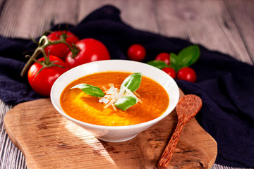 Tomatensuppe frisch gekocht mit Kurkuma