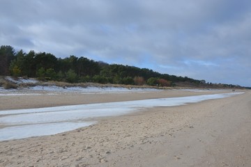 Strand auf Usedom mit Küstenschutzwald im Winter mit Schnee - Ostsee