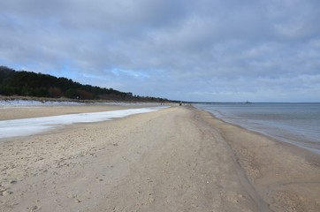 Strand auf Usedom mit Küstenschutzwald im Winter mit Schnee - Ostsee