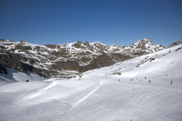 Obraz premium Montañas nevadas en la estación de esqui de Ordino-Arcalís en Andorra.
