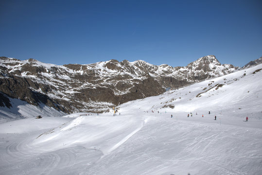 Montañas nevadas en la estación de esqui de Ordino-Arcalís en Andorra.