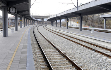 Fototapeta premium Curved rails at train station entrance