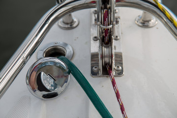 liny na jachcie i metalowe części © Arkadiusz