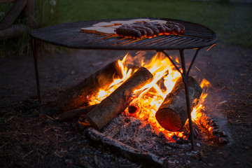 ognisko i pieczenie kiełbasek © Arkadiusz