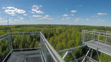 widok na jezioro i las z wieży widokowej © Arkadiusz