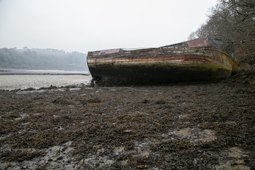 vieux bateau abandonné échoué et rouillé