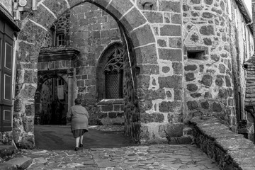 personne âgée seule dans un village Breton