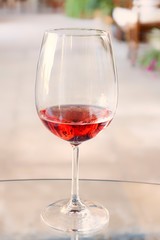 COPA DE CRISTAL CON VINO TINTO