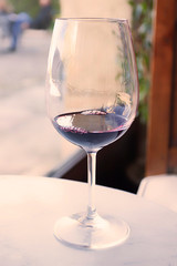 COPA DE VINO TINTO EN LA MESA 