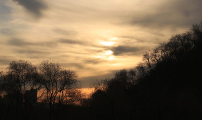 Fototapeta premium The sun is below the horizon in the evening.