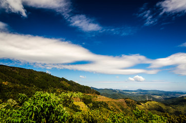 vista panorâmica de vale montanhoso na cidade de Campos do Jordão em São Paulo, em espetacular ...