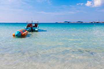 Fototapeta na wymiar The nice of sea and banana boat at Nangrum Beach (Chonburi Thailand)