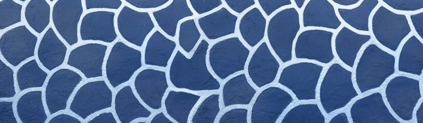 Weißes, aufgemaltes Muster auf einer blauen Wand