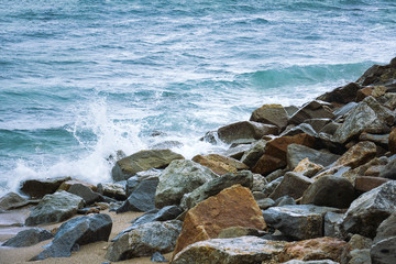 Fototapeta na wymiar Stone In Green Sea With Wave