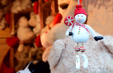 Kleiner Weihnachtlicher Schneemann zum Verkauf auf einem Christkindlmarkt in Südtirol,...