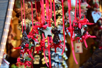 Weihnachtsmarkt, Christkindlmarkt, Verkauf weihnachtlicher Dekorationen und Geschenke