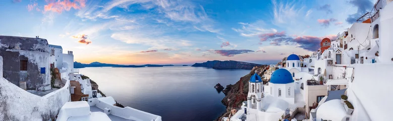Fototapeten Schöner Panoramablick auf die Insel Santorini in Griechenland bei Sonnenaufgang mit dramatischem Himmel. © Funny Studio