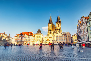 Obraz premium Malowniczy widok na kościół Tyn w Pradze, Republika Czeska. Piękne tło podróży.