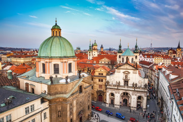 Naklejka premium Malowniczy widok z lotu ptaka na kościół Crusaders i Clementinum w Pradze, Republika Czeska, w ciągu dnia. Piękne tło podróży.