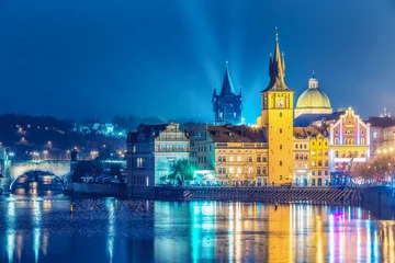 Poster Schilderachtig uitzicht over de oude stad in Praag, Tsjechië, & 39 s nachts. Mooie reisachtergrond. © Funny Studio