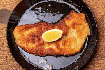 Wiener Schnitzel in einer Pfanne