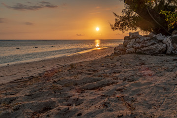 Sonnenuntergang am Meer auf Mauritius mit roter Sonne