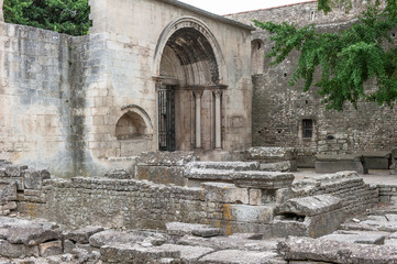 Fototapeta premium Alyscamps bei Arles in Südfrankreich