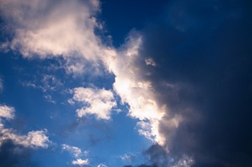 Fototapeta na wymiar the clouds in the East of the Sun in winter