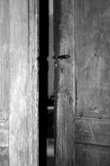 Leicht geöffnete Tür in schwarz weiß