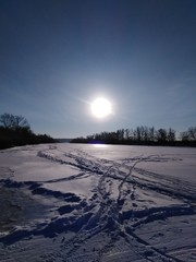 солнце зимой и замершая река