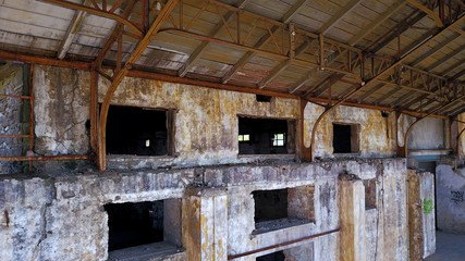 Fototapeta na wymiar Interior de instalaciones de una mina abandonada