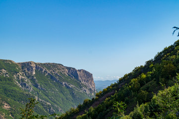 Fototapeta na wymiar Panorama dal sentiero 201 da val d'abisso al monte Nerone