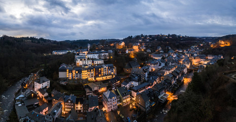Panorama von Monschau am Abend