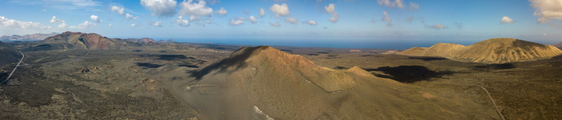 Vista aerea di  Timanfaya, parco nazionale, Caldera Blanca, vista panoramica di vulcani, montagne, vigneti, terreno, natura selvaggia, Lanzarote, Isole Canarie, Spagna. Cratere visto dall'alto