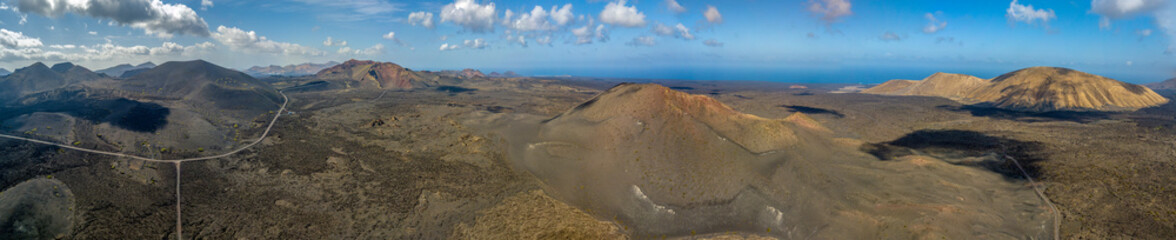 Vista aerea di  Timanfaya, parco nazionale, Caldera Blanca, vista panoramica di vulcani, montagne,...