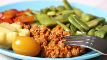 Сытное овощное рагу из фасоли и фарша на кухонном столе