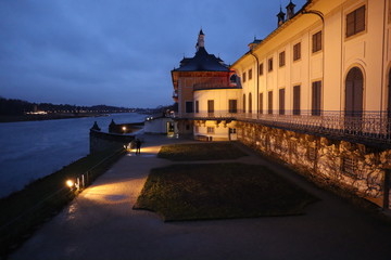 Fototapeta na wymiar Das Wasserpalais an der Elbe