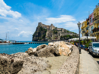 Blick auf Castello Aragonese d'Ischia, Insel Ischia, Neapel, Golf von Neapel, Kampanien, Italien