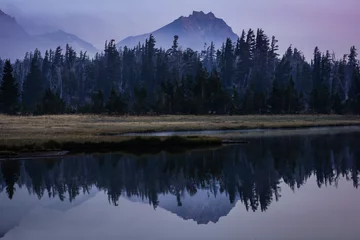 Cercles muraux Forêt dans le brouillard Mountain Lake Reflections