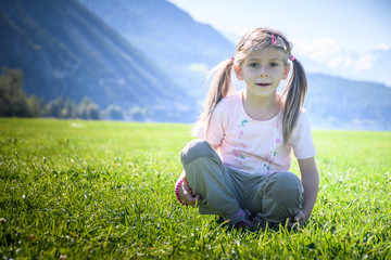 Fototapeta premium Bambina sul prato