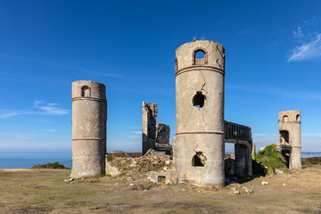 Fototapeta na wymiar Ruines du Manoir de Saint-Pol Roux à Camaret-sur-Mer sur la Presqu'île de Crozon (Finistère, France)