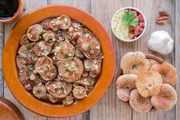 Fresh and cooked saffron milk cap mushrooms