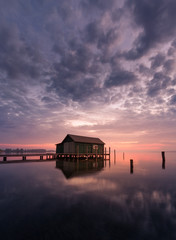 Müritz - Plau am See / Bootshaus mit Steg bei Sonnenaufgang (Langzeitbelichtung) - roter Himmel ,warme Farben - obrazy, fototapety, plakaty