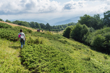Obraz premium With friends in the mountains. An incredible view of the Troyan Balkan. The mountain captivates with its beauty, fresh air, a sense of infinity, coziness and tranquility.