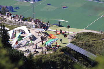 Gliders starting from a ramp in Bavaria - Gleitschirmflieger starten von einer Rampe in Bayern Allgäu Tegelberg
