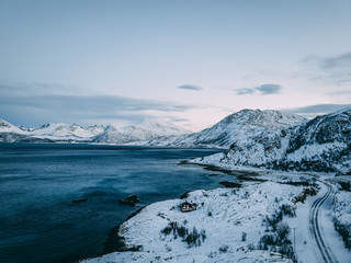 Winterliche Blaue Stunde in einem Fjord im Norden Norwegens