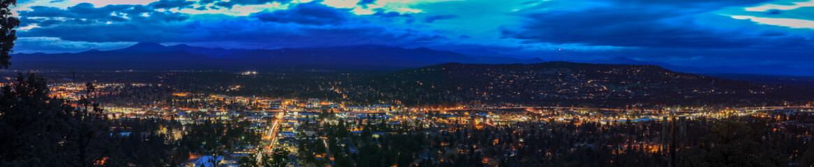 Fototapeta na wymiar Panorama, as seen from Bend from Pilot Butte Neighborhood Park, Oregon