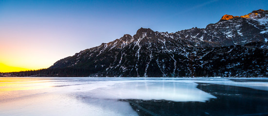 Eye of the Sea lake in Tatra mountains at sunset in a winter evening, Poland © Aleh Varanishcha