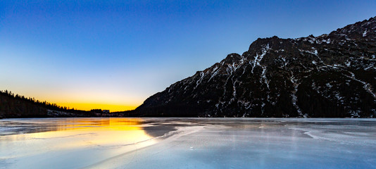 Eye of the Sea lake in Tatra mountains at sunset in a winter evening, Poland © Aleh Varanishcha