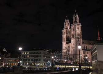Fototapeta na wymiar Die Stadt Zürich in der Nacht